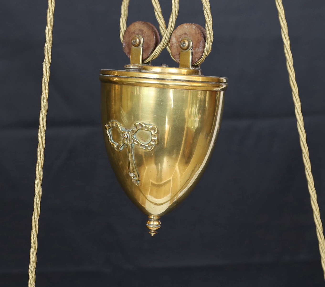 An Edwardian brass counter balanced light fitting with frosted glass shades etched with Grecian urns, height 80cm. width 64 cm